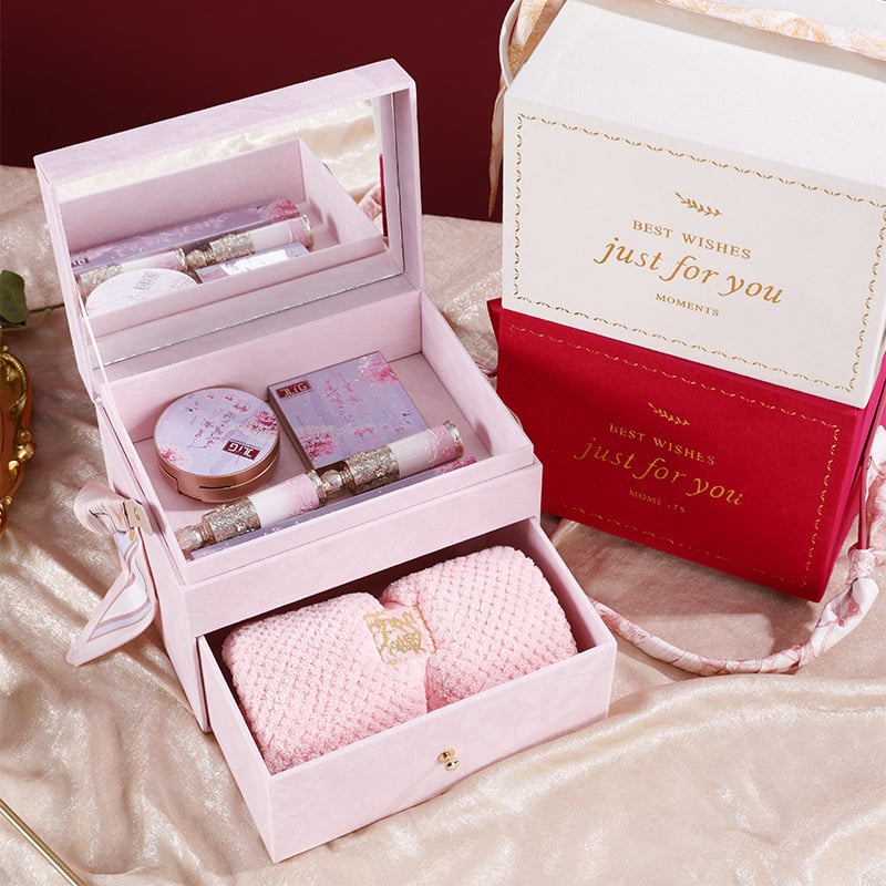 Κουτί μακιγιάρ και δώρων με βελούδινη υφή, διπλό χερούλι μεταφοράς, περιλαμβάνεται φουλάρι, κατασκευή από βελούδινο ύφασμα και σκληρό χαρτόνι, επίχρυσο φινίρισμα