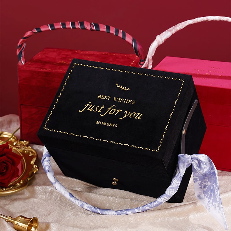 Κουτί μακιγιάρ και δώρων με βελούδινη υφή, διπλό χερούλι μεταφοράς, περιλαμβάνεται φουλάρι, κατασκευή από βελούδινο ύφασμα και σκληρό χαρτόνι, επίχρυσο φινίρισμα