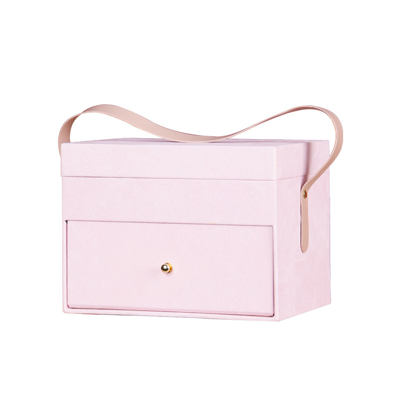 Κουτί μακιγιάρ και δώρων με βελούδινη υφή, διπλό χερούλι μεταφοράς, περιλαμβάνεται φουλάρι, κατασκευή από βελούδινο ύφασμα και σκληρό χαρτόνι, επίχρυσο φινίρισμα