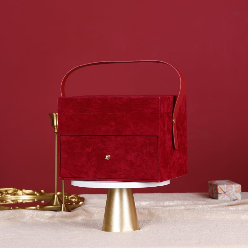 Κουτί μακιγιάρ και δώρων με βελούδινη υφή, διπλό χερούλι μεταφοράς, περιλαμβάνεται φουλάρι, κατασκευή από βελούδινο ύφασμα και σκληρό χαρτόνι, επίχρυσο φινίρισμα