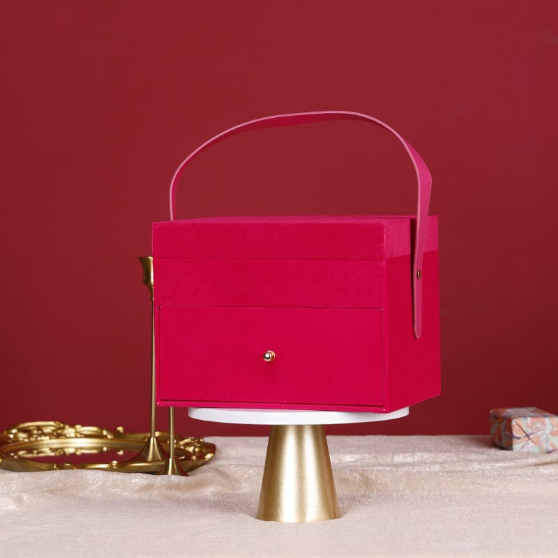 Κουτί μακιγιάρ και δώρων με βελούδινη υφή, διπλό χερούλι μεταφοράς, περιλαμβάνεται φουλάρι, κατασκευή από βελούδινο ύφασμα και σκληρό χαρτόνι, επίχρυσο φινίρισμα