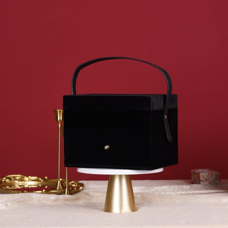 Κουτί μακιγιάρ και δώρων με βελούδινη υφή, διπλό χερούλι μεταφοράς, περιλαμβάνεται φουλάρι, κατασκευή από βελούδινο ύφασμα και σκληρό χαρτόνι, επίχρυσο φινίρισμα