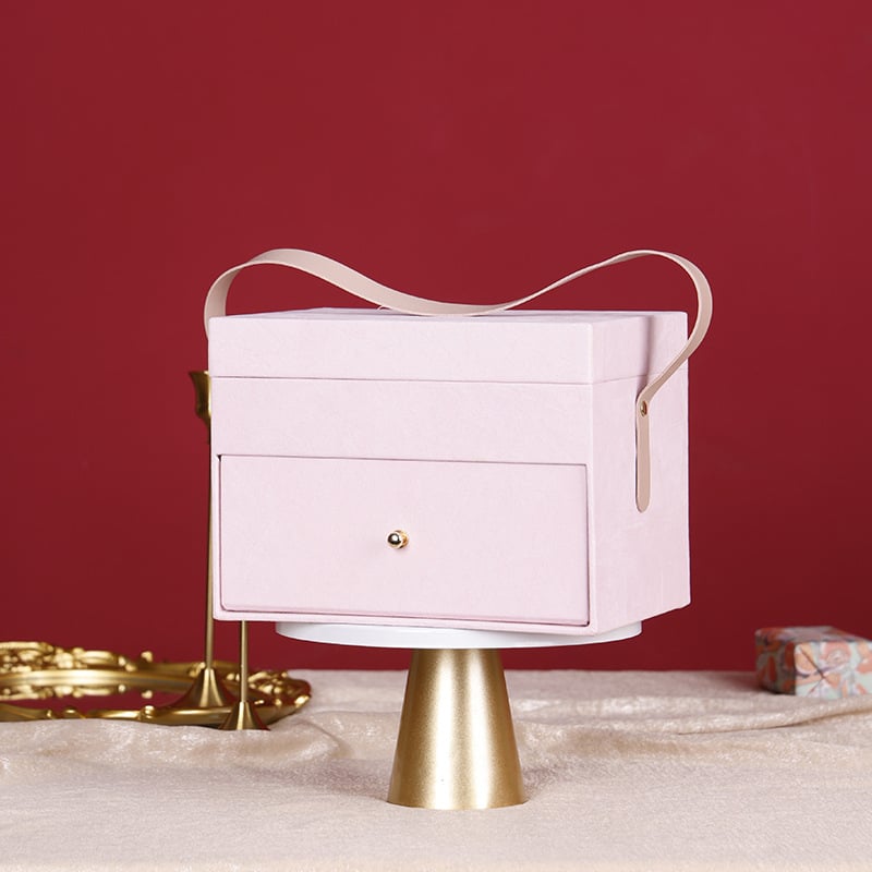 Κουτί μακιγιάρ και δώρων με βελούδινη υφή, διπλό χερούλι μεταφοράς, περιλαμβάνεται φουλάρι, κατασκευή από βελούδινο ύφασμα και σκληρό χαρτόνι, επίχρυσο φινίρισμα