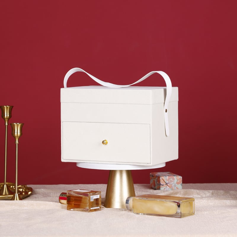 Κουτί μακιγιάρ και δώρων με βελούδινη υφή, διπλό χερούλι μεταφοράς, περιλαμβάνεται φουλάρι, κατασκευή από βελούδινο ύφασμα και σκληρό χαρτόνι, επίχρυσο φινίρισμα