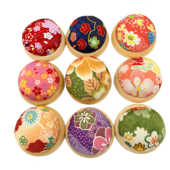 Perne DIY pentru cross-stitch cu bază din lemn și inserție semicirculară pentru ace, imprimeu pe crepe, 40 g – stil japonez drăguț, set unelte broderie