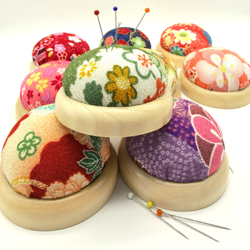 Perne DIY pentru cross-stitch cu bază din lemn și inserție semicirculară pentru ace, imprimeu pe crepe, 40 g – stil japonez drăguț, set unelte broderie