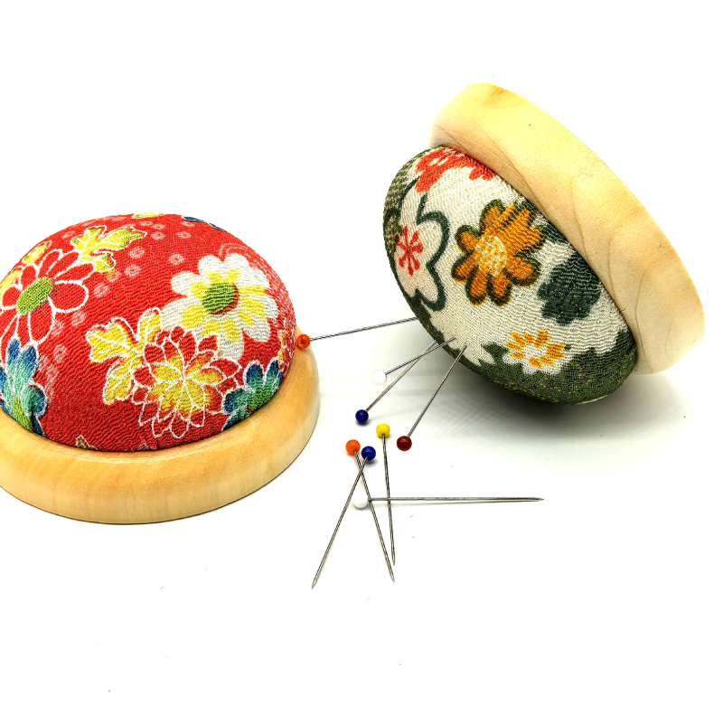 Perne DIY pentru cross-stitch cu bază din lemn și inserție semicirculară pentru ace, imprimeu pe crepe, 40 g – stil japonez drăguț, set unelte broderie