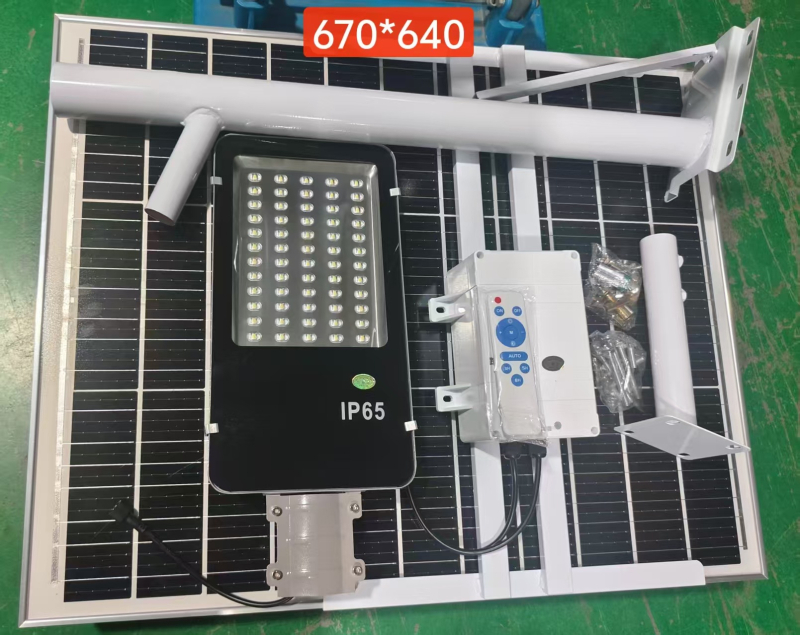 Ηλιακό εξωτερικό φωτιστικό δρόμου με τηλεχειριστήριο – LED 15W, IP65, λειτουργία 16–24 ωρών