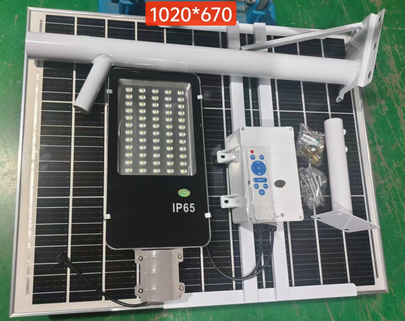 Ηλιακό εξωτερικό φωτιστικό δρόμου με τηλεχειριστήριο – LED 15W, IP65, λειτουργία 16–24 ωρών