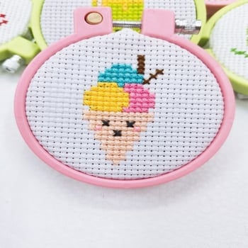 Ключодържател с кръстосана бродерия – анимационен мотив, комплект 11CT плат, DIY