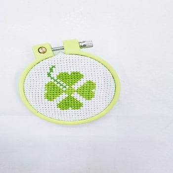 Ключодържател с кръстосана бродерия – анимационен мотив, комплект 11CT плат, DIY