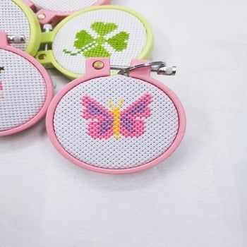 Ключодържател с кръстосана бродерия – анимационен мотив, комплект 11CT плат, DIY