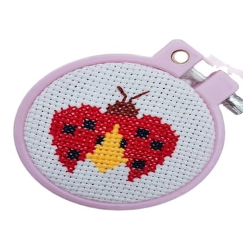 Ключодържател с кръстосана бродерия – анимационен мотив, комплект 11CT плат, DIY