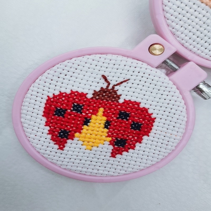 Ключодържател с кръстосана бродерия – анимационен мотив, комплект 11CT плат, DIY