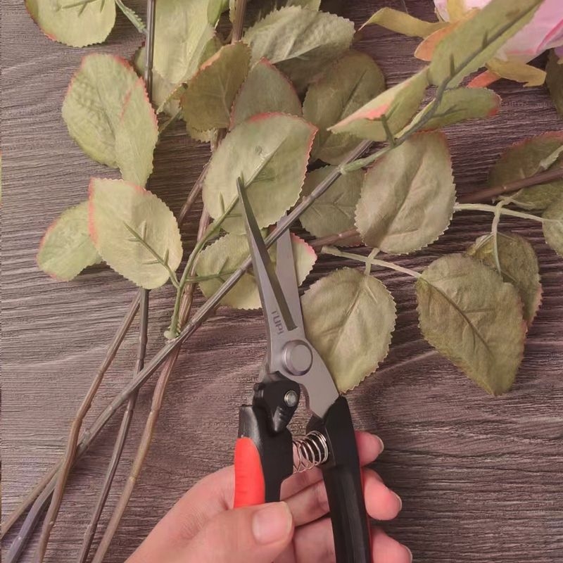 Vrtne škare za podrezivanje cvjetnih grančica i voćnih stabala – posebne škare