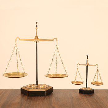 Ζυγός από σιδερένια τέχνη σε ευρωπαϊκό στυλ, επιτραπέζιο διακοσμητικό — χειροποίητος, ημιχειροκίνητος και ημιμηχανικός, υλικό: σίδηρος, κατάλληλο ως δώρο