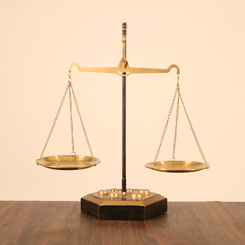 Ζυγός από σιδερένια τέχνη σε ευρωπαϊκό στυλ, επιτραπέζιο διακοσμητικό — χειροποίητος, ημιχειροκίνητος και ημιμηχανικός, υλικό: σίδηρος, κατάλληλο ως δώρο