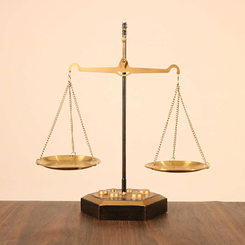 Ζυγός από σιδερένια τέχνη σε ευρωπαϊκό στυλ, επιτραπέζιο διακοσμητικό — χειροποίητος, ημιχειροκίνητος και ημιμηχανικός, υλικό: σίδηρος, κατάλληλο ως δώρο