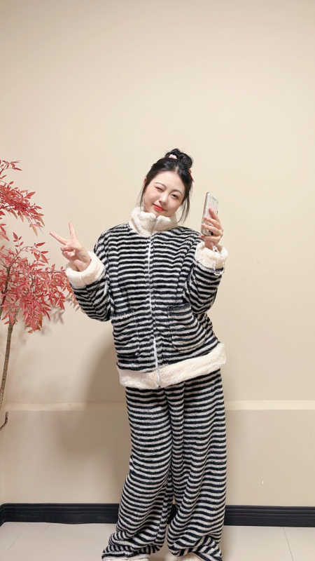 Ženski pidžama set od koralnog flisa, debeli pleteni materijal, stojeći ovratnik, zimска kućna odjeća