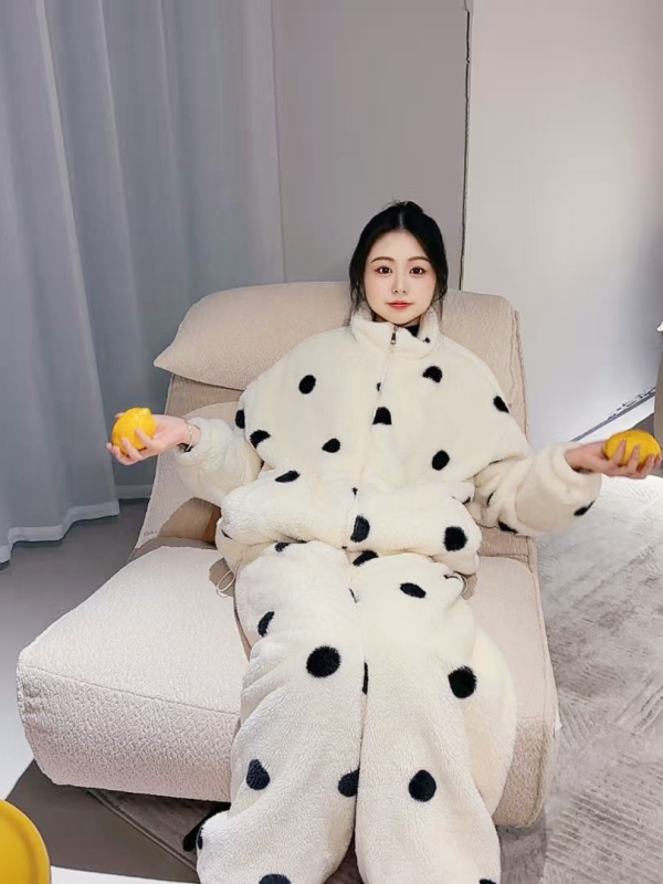 Ženski pidžama set od koralnog flisa, debeli pleteni materijal, stojeći ovratnik, zimска kućna odjeća