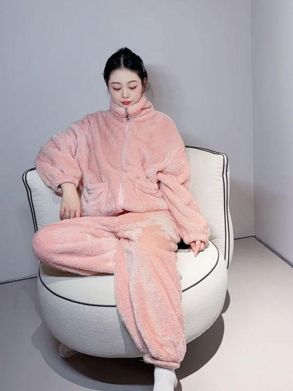 Ženski pidžama set od koralnog flisa, debeli pleteni materijal, stojeći ovratnik, zimска kućna odjeća