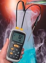 DT-613 Двуканален ръчен измервател на температура за форми, контактно измерване с термопари, диапазон -200°C до 1372°C, резолюция 0.1°C, точност ±0.5%±1°C