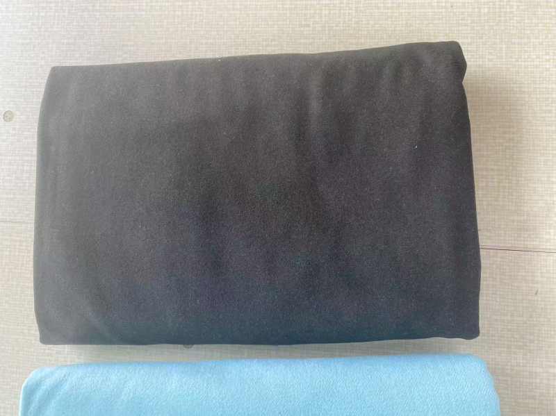 Kviltolt meleg kempingtakaró, mikroszálas anyag, gyapjú és szintetikus rostok keveréke, modell 368, 4–6 személyre, csúszásmentes nedvességálló alátét