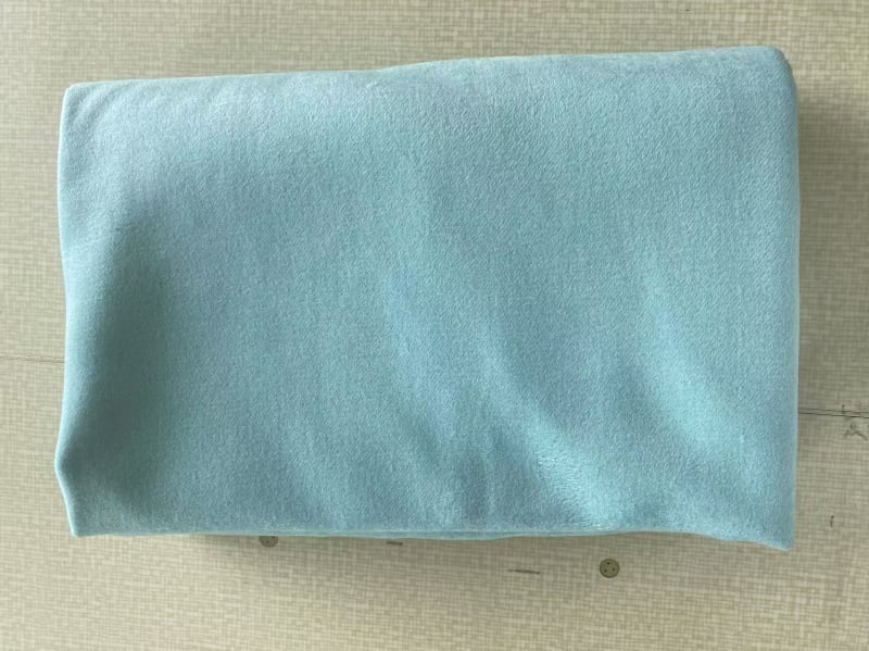 Kviltolt meleg kempingtakaró, mikroszálas anyag, gyapjú és szintetikus rostok keveréke, modell 368, 4–6 személyre, csúszásmentes nedvességálló alátét