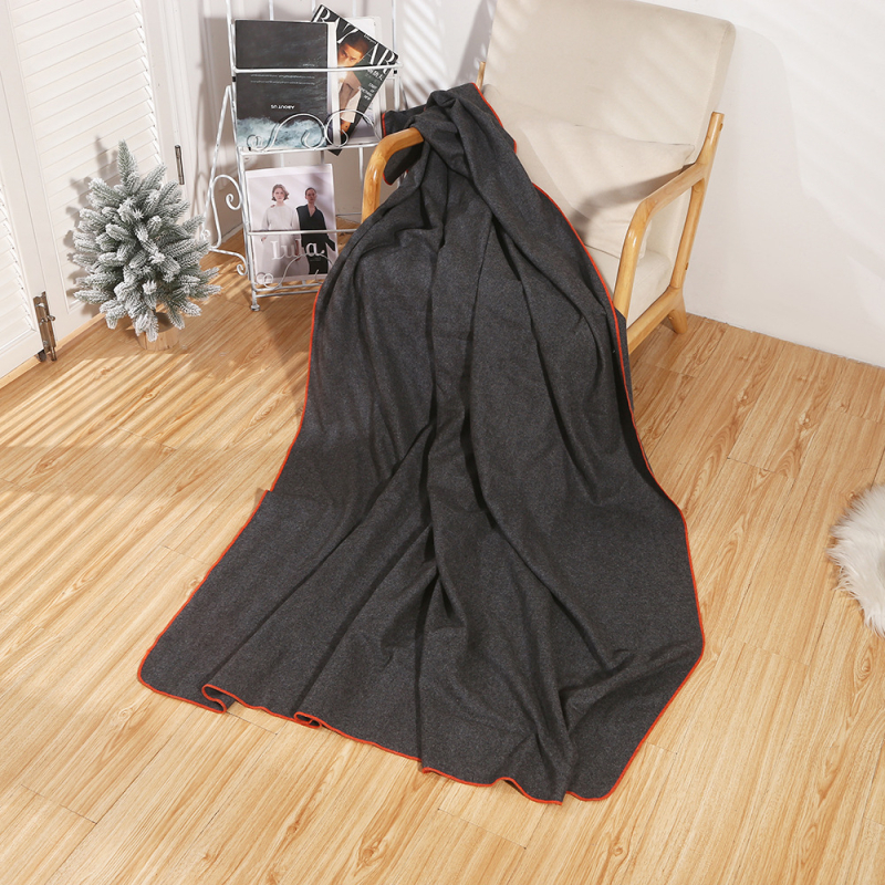 Kviltolt meleg kempingtakaró, mikroszálas anyag, gyapjú és szintetikus rostok keveréke, modell 368, 4–6 személyre, csúszásmentes nedvességálló alátét