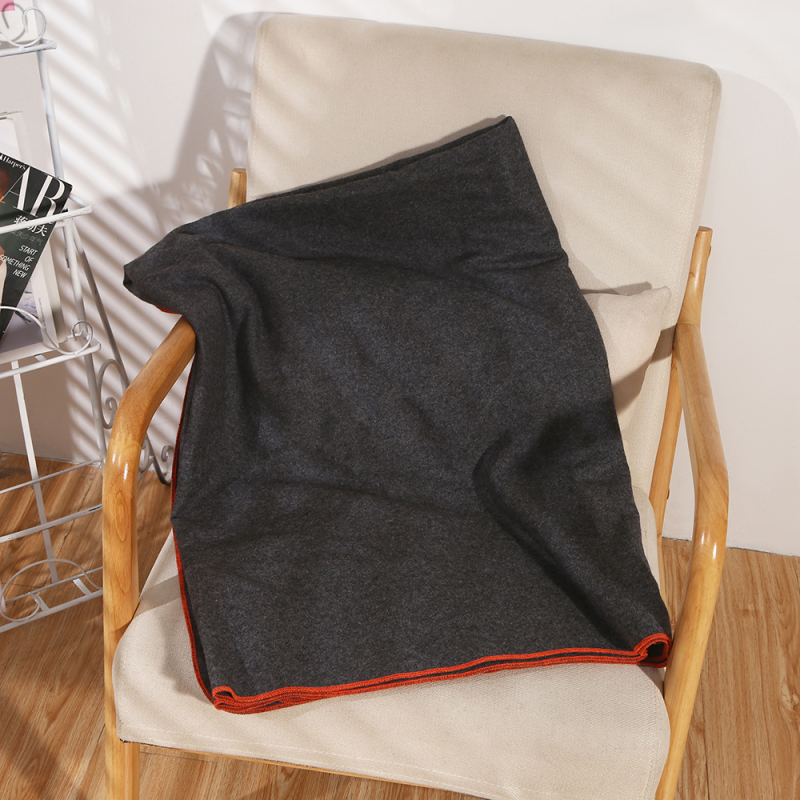 Kviltolt meleg kempingtakaró, mikroszálas anyag, gyapjú és szintetikus rostok keveréke, modell 368, 4–6 személyre, csúszásmentes nedvességálló alátét