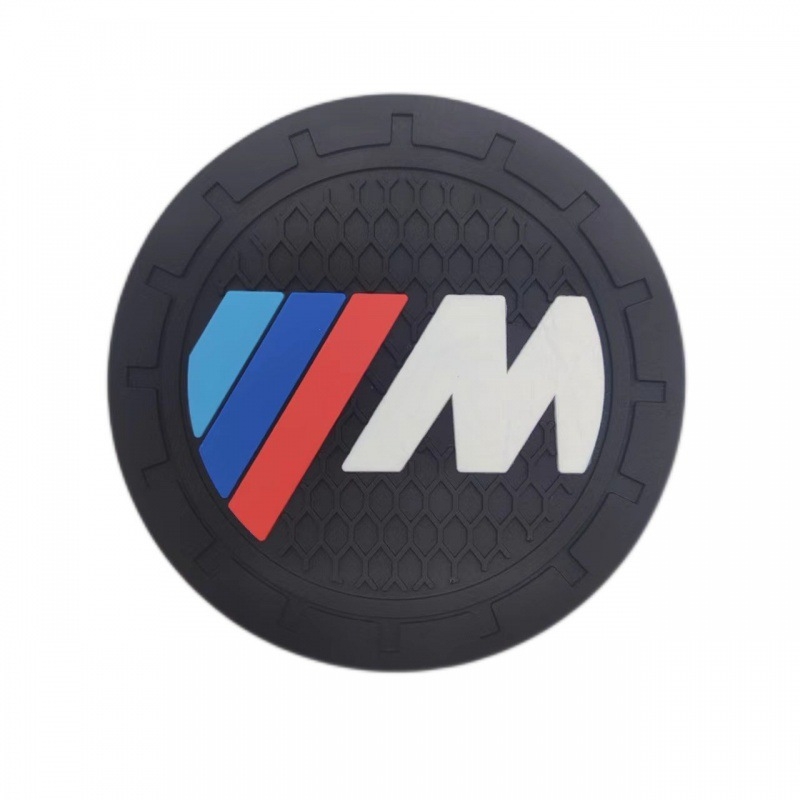 Podmetač za čašu u autu s logom – simpatičan karikaturistički unutarnji dizajn, protuklizan, pretinac za karticu, PVC materijal (Tisak loga; Prilagodba; Marka Karl Lindp)