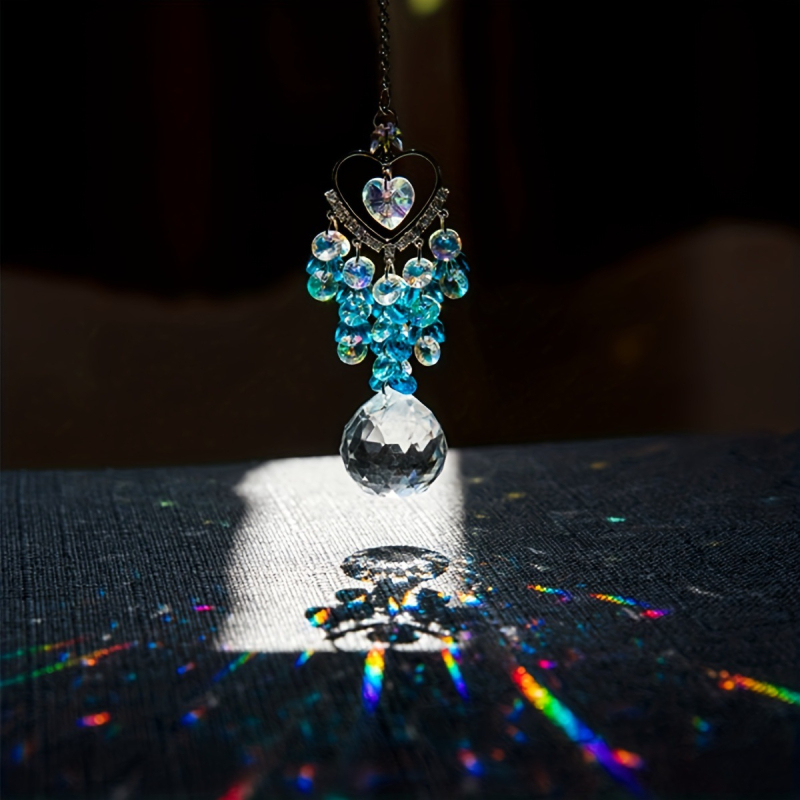 Kristalni sun catcher privjesak sa srcolnim motivom i prizma kuglom za ukrašavanje vrta i prozora. Materijal: Kristal; Kategorija: Kristalni kamen; Pakiranje: PP torba.