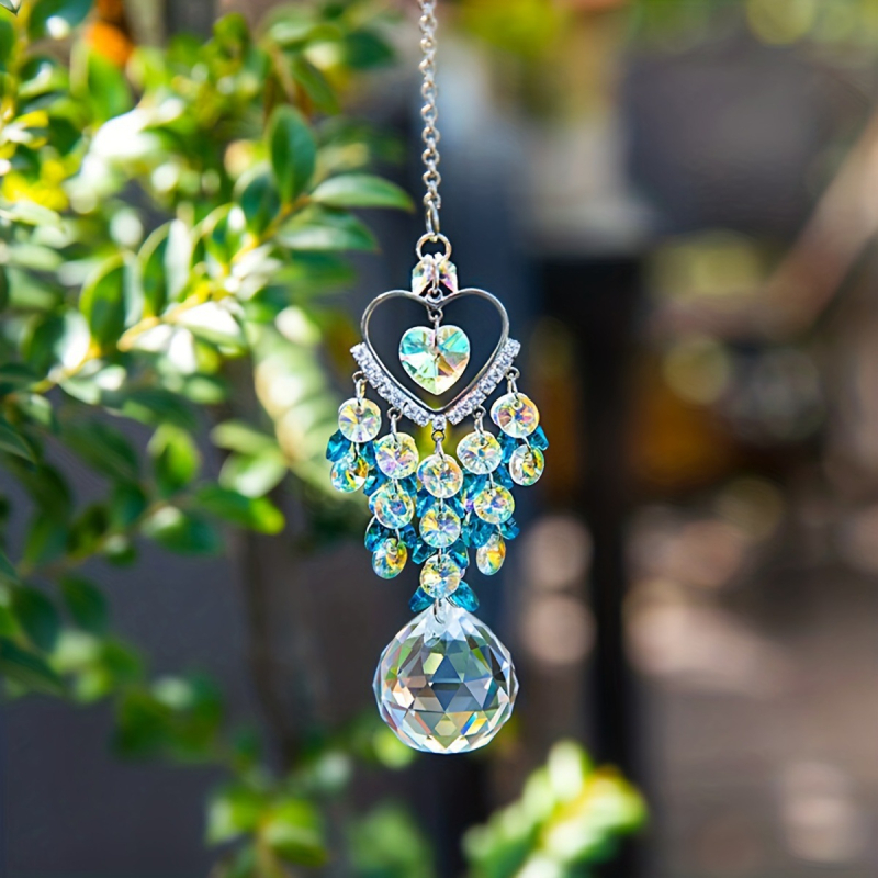 Kristalni sun catcher privjesak sa srcolnim motivom i prizma kuglom za ukrašavanje vrta i prozora. Materijal: Kristal; Kategorija: Kristalni kamen; Pakiranje: PP torba.