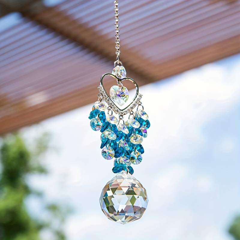 Kristalni sun catcher privjesak sa srcolnim motivom i prizma kuglom za ukrašavanje vrta i prozora. Materijal: Kristal; Kategorija: Kristalni kamen; Pakiranje: PP torba.