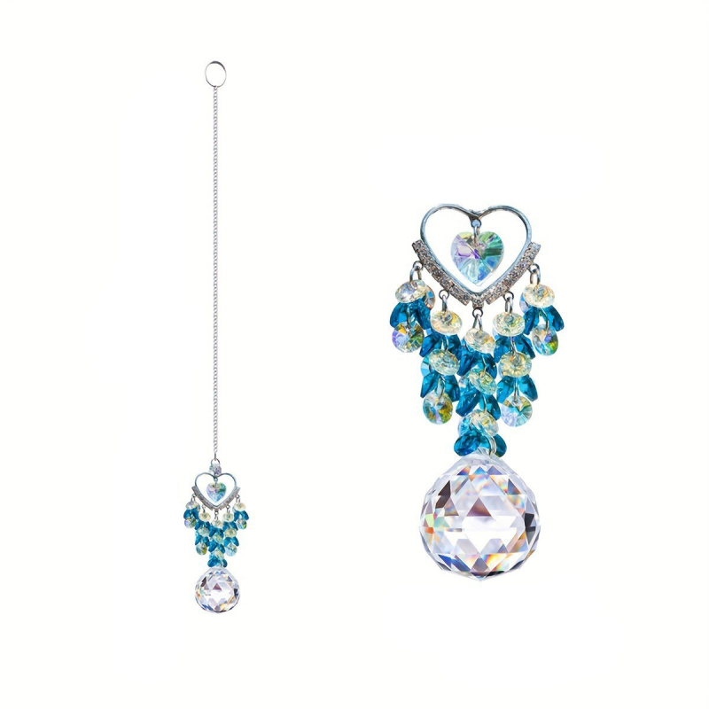 Kristalni sun catcher privjesak sa srcolnim motivom i prizma kuglom za ukrašavanje vrta i prozora. Materijal: Kristal; Kategorija: Kristalni kamen; Pakiranje: PP torba.