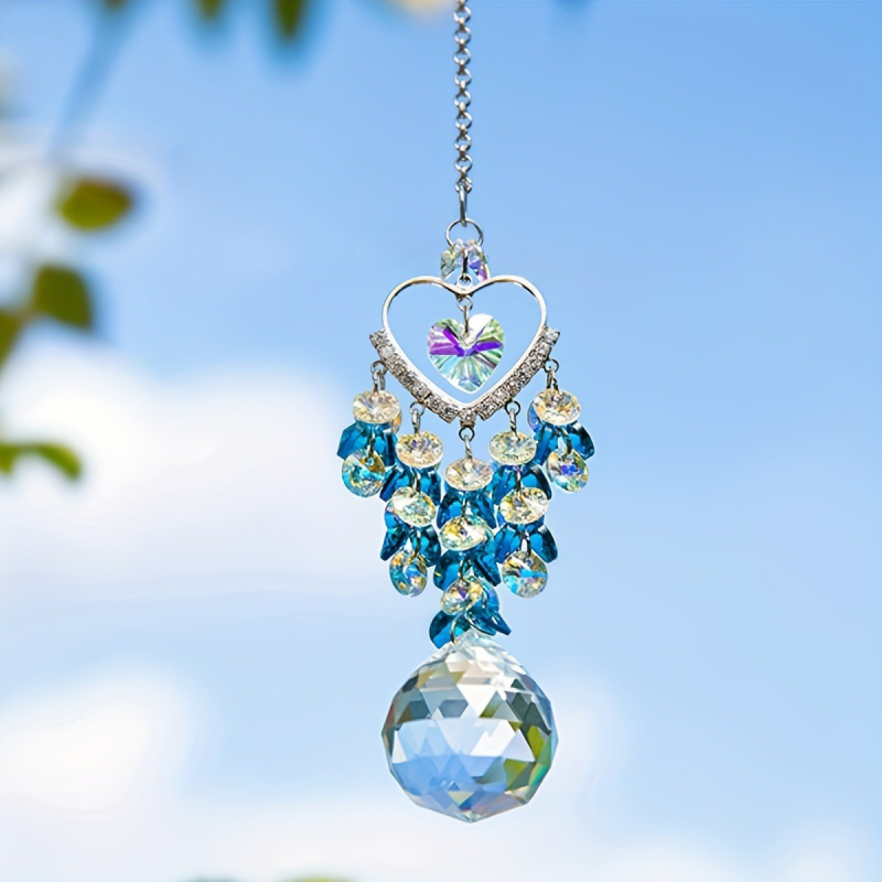Kristalni sun catcher privjesak sa srcolnim motivom i prizma kuglom za ukrašavanje vrta i prozora. Materijal: Kristal; Kategorija: Kristalni kamen; Pakiranje: PP torba.