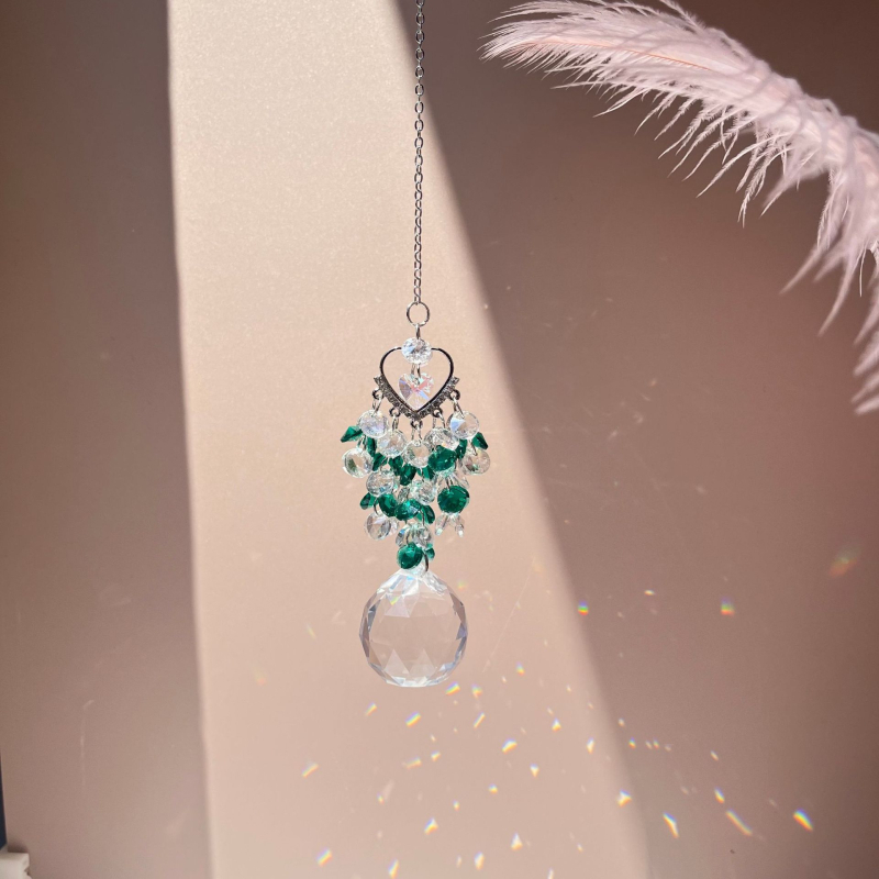 Kristalni sun catcher privjesak sa srcolnim motivom i prizma kuglom za ukrašavanje vrta i prozora. Materijal: Kristal; Kategorija: Kristalni kamen; Pakiranje: PP torba.