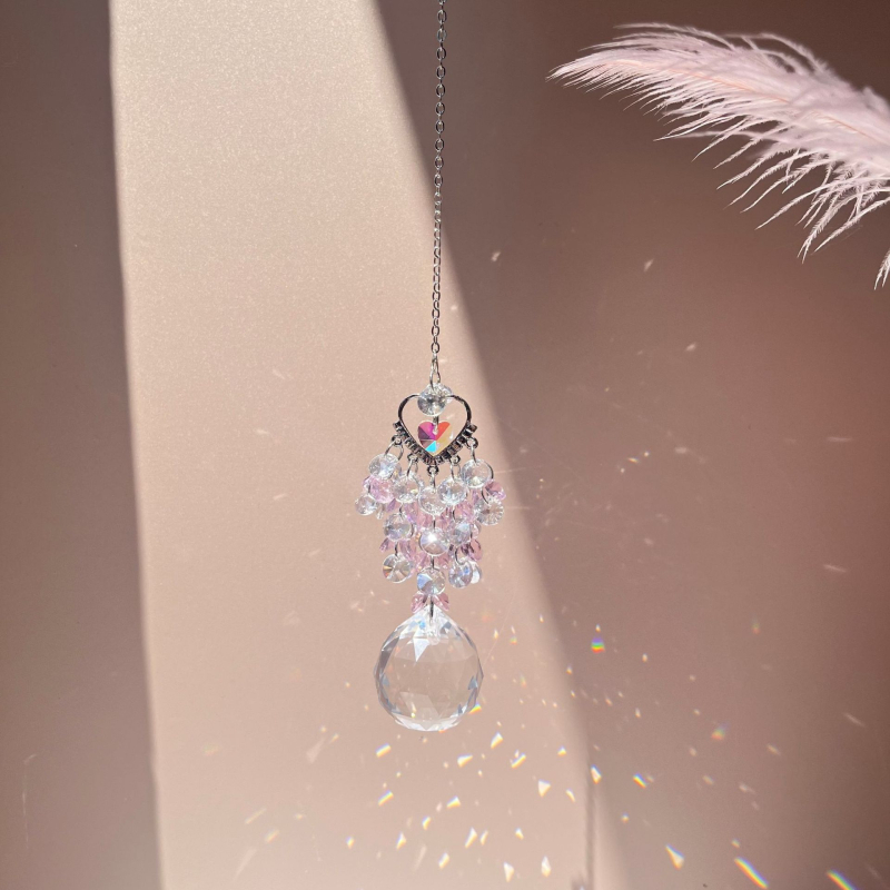 Kristalni sun catcher privjesak sa srcolnim motivom i prizma kuglom za ukrašavanje vrta i prozora. Materijal: Kristal; Kategorija: Kristalni kamen; Pakiranje: PP torba.