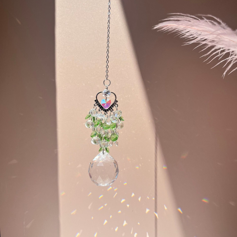 Kristalni sun catcher privjesak sa srcolnim motivom i prizma kuglom za ukrašavanje vrta i prozora. Materijal: Kristal; Kategorija: Kristalni kamen; Pakiranje: PP torba.