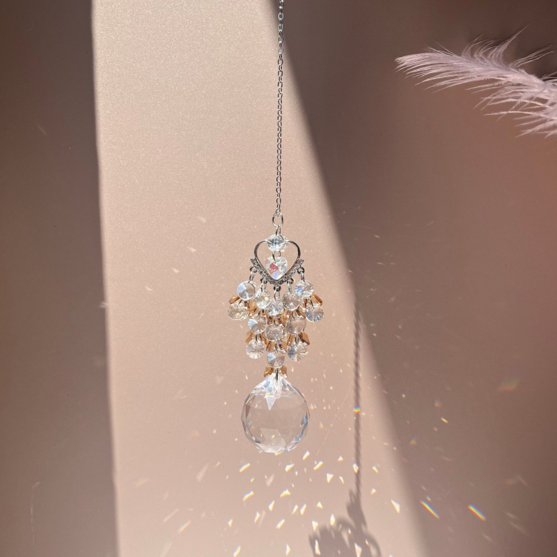 Kristalni sun catcher privjesak sa srcolnim motivom i prizma kuglom za ukrašavanje vrta i prozora. Materijal: Kristal; Kategorija: Kristalni kamen; Pakiranje: PP torba.