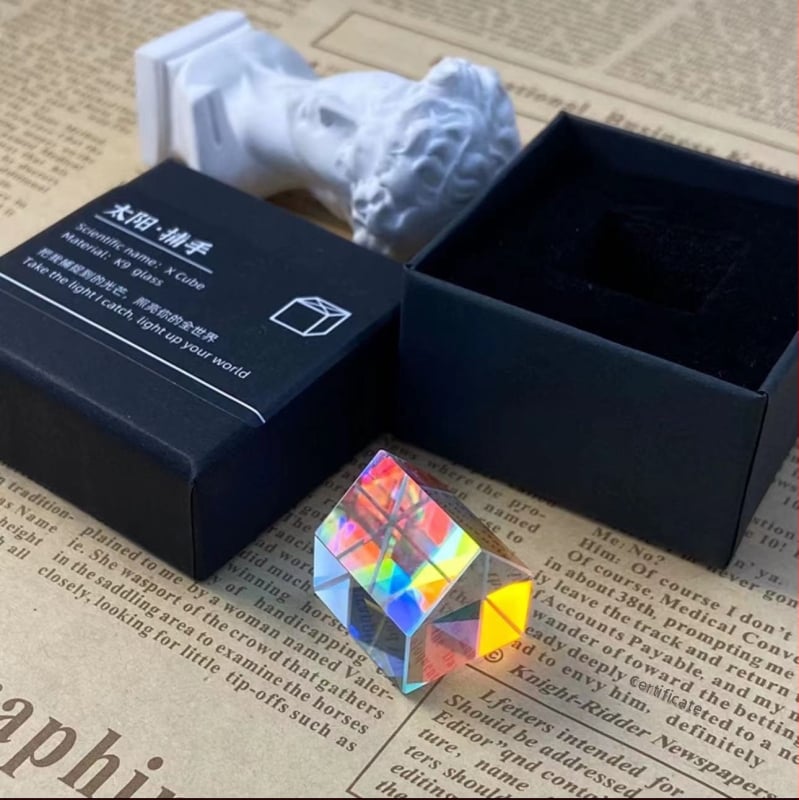 Päikesekütja lauale – kuubilise geomeetrilise kujuga, vitraažkristall, sulatusprotsess, kohandatav kingitus