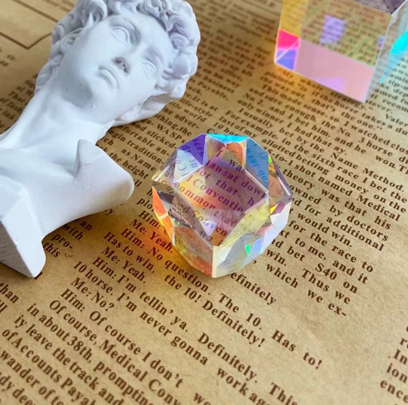 Päikesekütja lauale – kuubilise geomeetrilise kujuga, vitraažkristall, sulatusprotsess, kohandatav kingitus