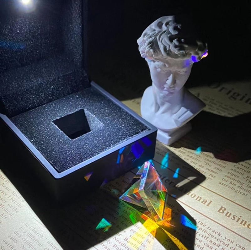 Päikesekütja lauale – kuubilise geomeetrilise kujuga, vitraažkristall, sulatusprotsess, kohandatav kingitus