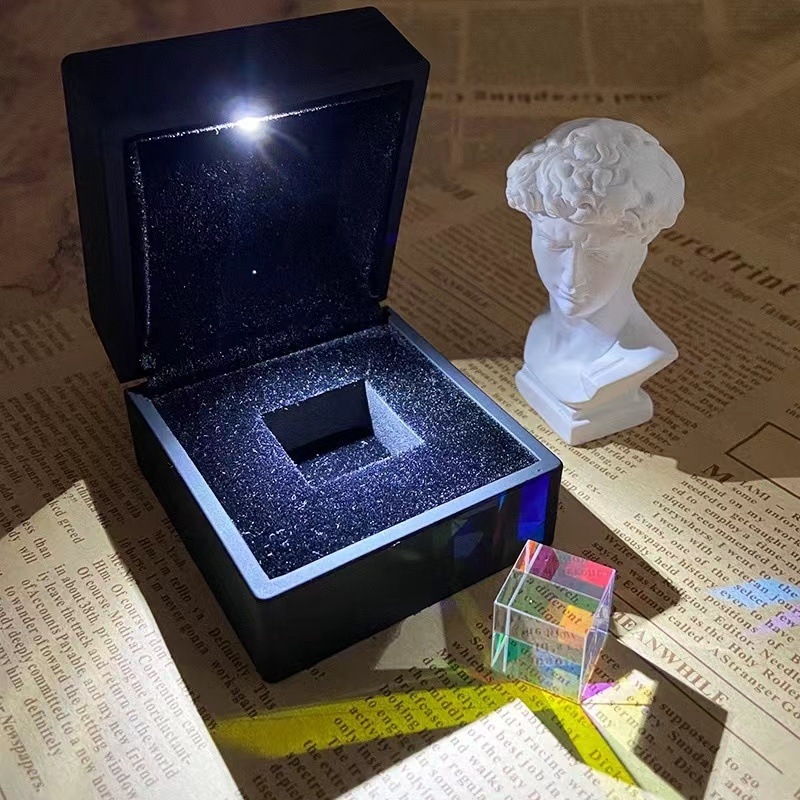 Päikesekütja lauale – kuubilise geomeetrilise kujuga, vitraažkristall, sulatusprotsess, kohandatav kingitus