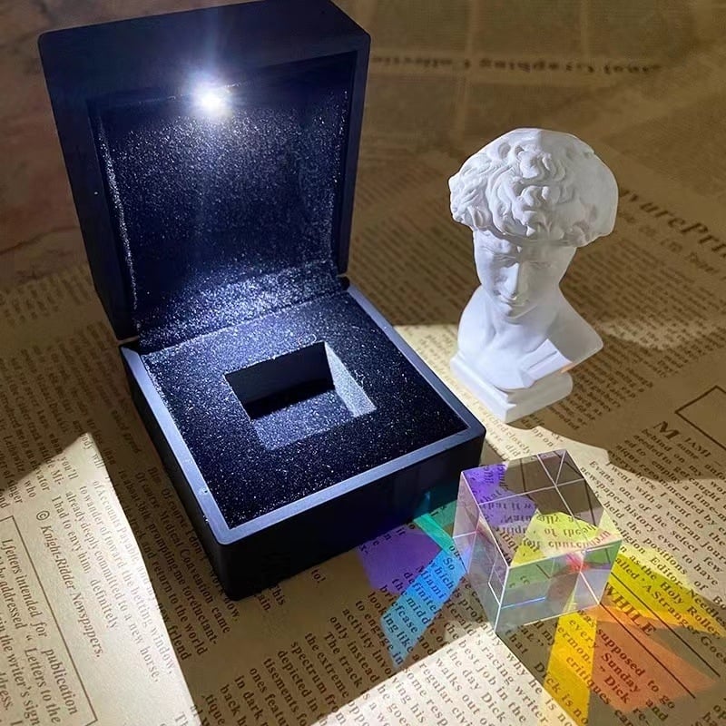 Päikesekütja lauale – kuubilise geomeetrilise kujuga, vitraažkristall, sulatusprotsess, kohandatav kingitus