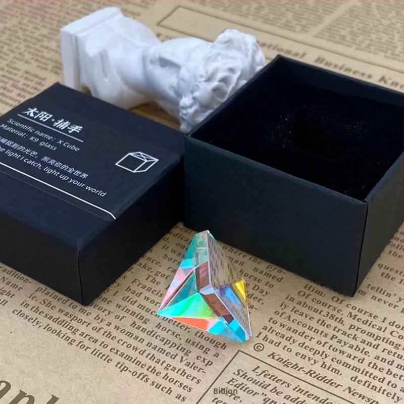 Päikesekütja lauale – kuubilise geomeetrilise kujuga, vitraažkristall, sulatusprotsess, kohandatav kingitus