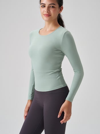 Γυναικειό μακρύρραυχο αθλητικό τοπ με στρογγυλό λαιμό – στενή γραμμή, διαπνέουσα νάιλον-σπάντεξ 91%/9%, μήκος στους γοφούς, για τρέξιμο, γυμναστική και γιόγκα