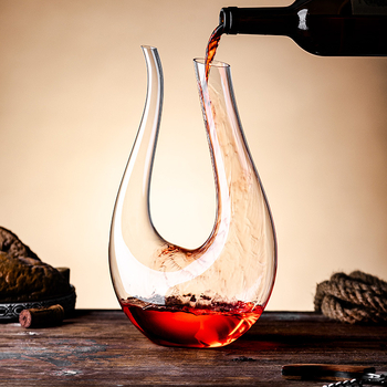 Vörösbor-dekanter üvegből, tömeg 500 g, modern minimalista stílus, 2020 őszén debütál