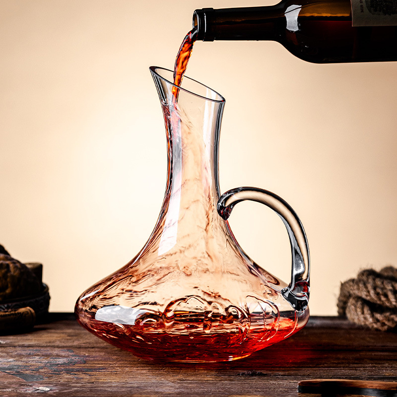 Vörösbor-dekanter üvegből, tömeg 500 g, modern minimalista stílus, 2020 őszén debütál