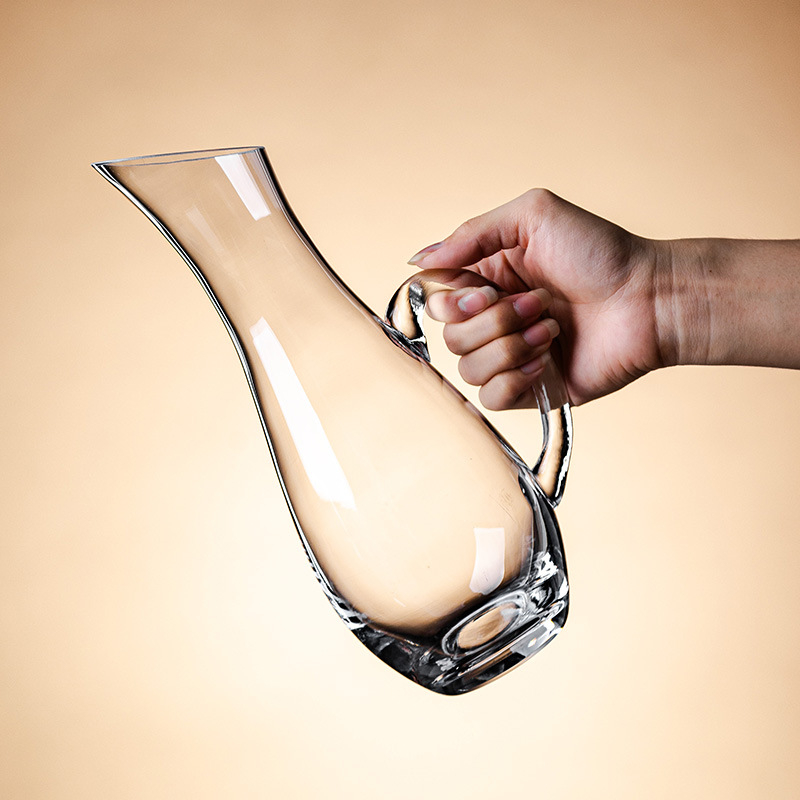 Vörösbor-dekanter üvegből, tömeg 500 g, modern minimalista stílus, 2020 őszén debütál